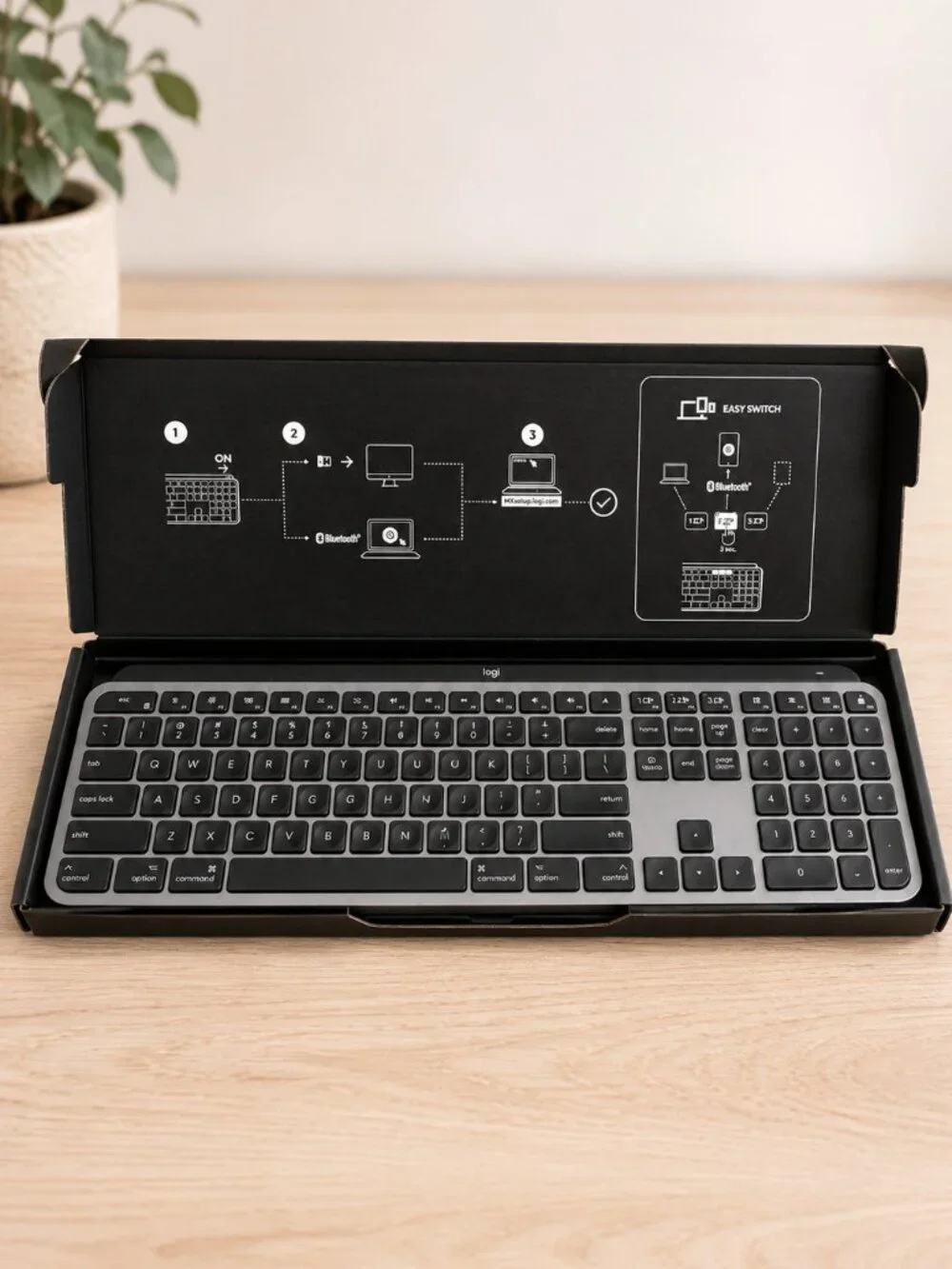 Logitech MX Keys for Mac wireless bluetooth keyboard full size - Like New!